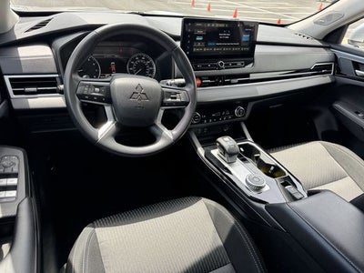 2025 Mitsubishi Outlander ES